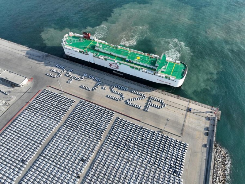 Le navire transporteur de véhicules ? BYD Explorer n° 1 ? arrive dans le port logistique international de Xiaomo à Shenzhen, dans la province du Guangdong (sud de la Chine), le 14 janvier 2024.(Photo/Xinhua)